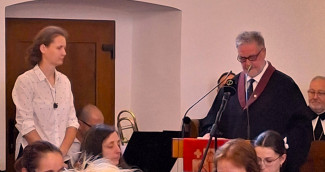 Henning Busse beim Grußwort im Gottesdienst.