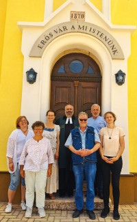 Die Gruppe vor der Kirche.
