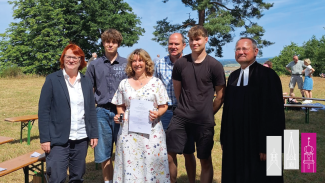 Gruppe rund um die Preisträgerin Elke Fischer